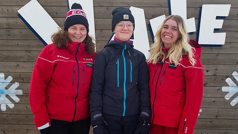 En grupp med tre kvinnor som står bredvid varandra.