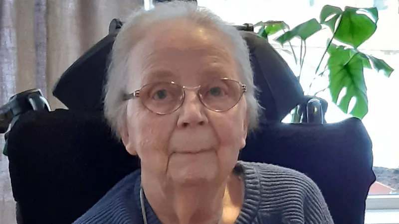 En äldre kvinna sitter i rullstol.